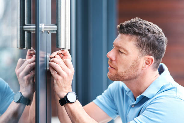 Our locksmith experts are available 24/7, 7 days a week for your business locksmith service needs in Miami, FL.